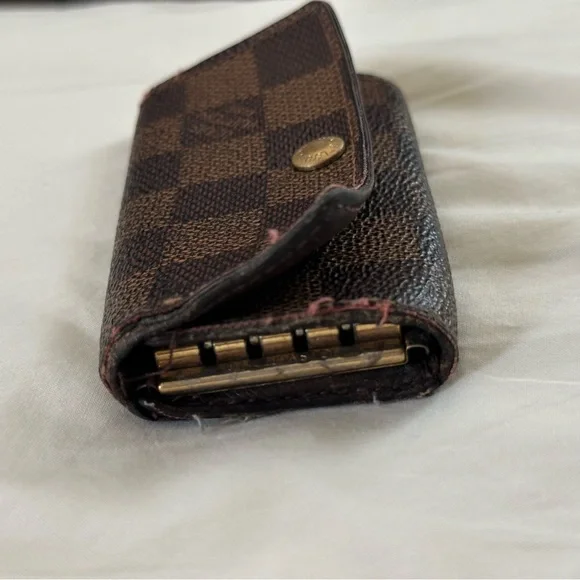 100% Authentic Extremely Damaged Louis Vuitton Damier 4-ring Key Card Case - Picture 3 of 10